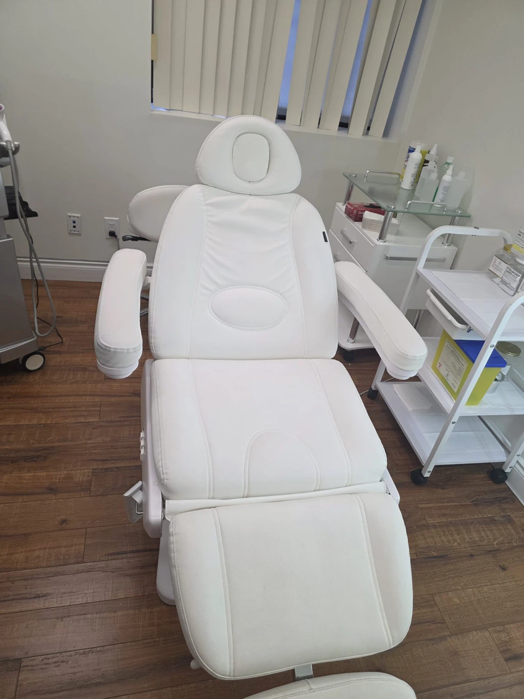 Electric White Medical/Esthetician Bed