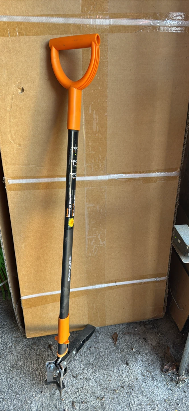 Fiskars D-handle Stand-up Weeder 3-claw