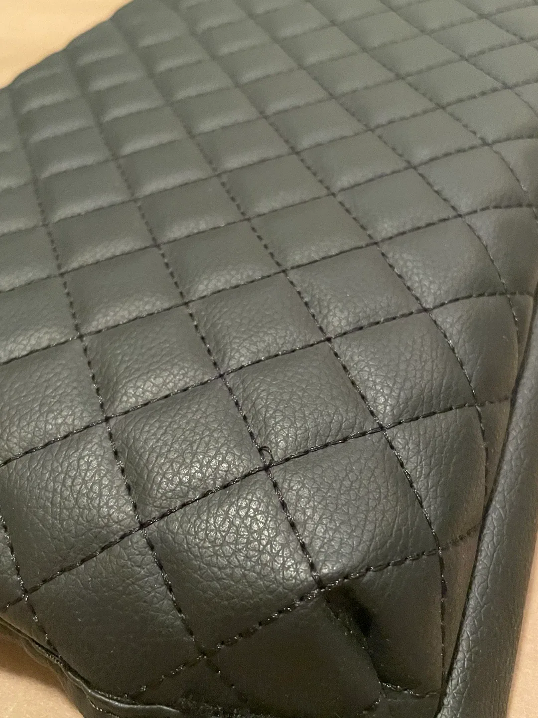 Tesla Model 3/Y Diamond-Stitch Armrest Cover image indicator(4)