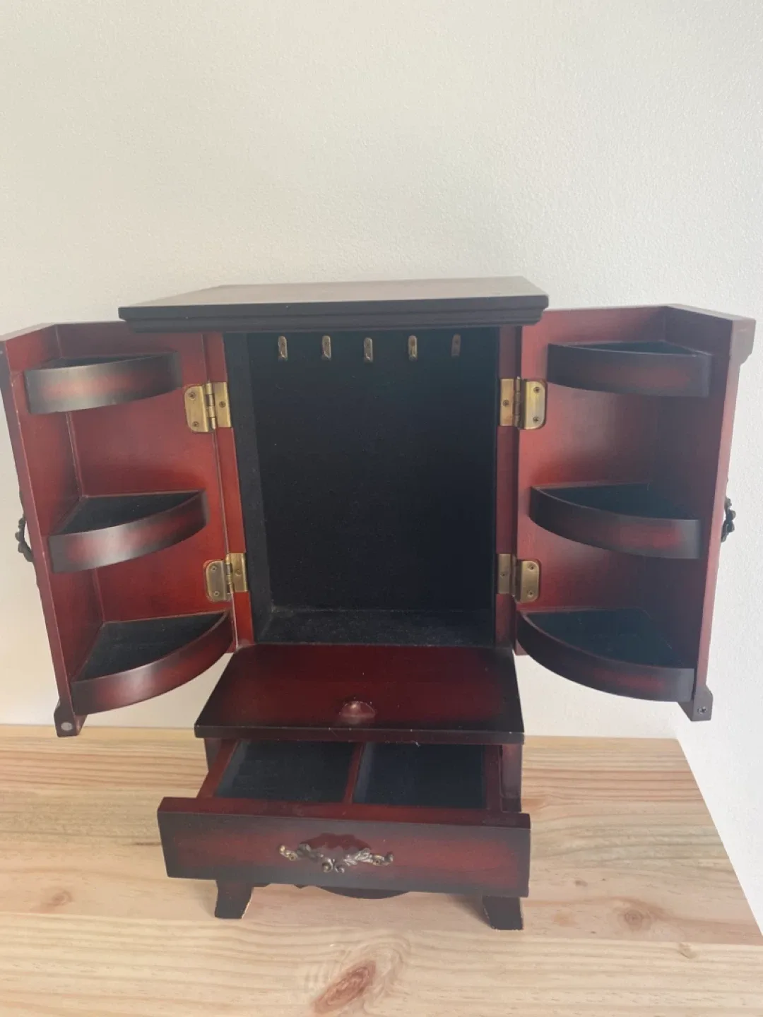 Bombay Jewellery Box image indicator(2)