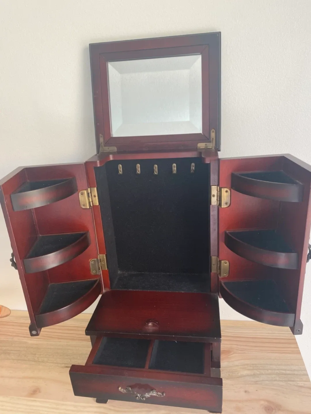 Bombay Jewellery Box image indicator(3)