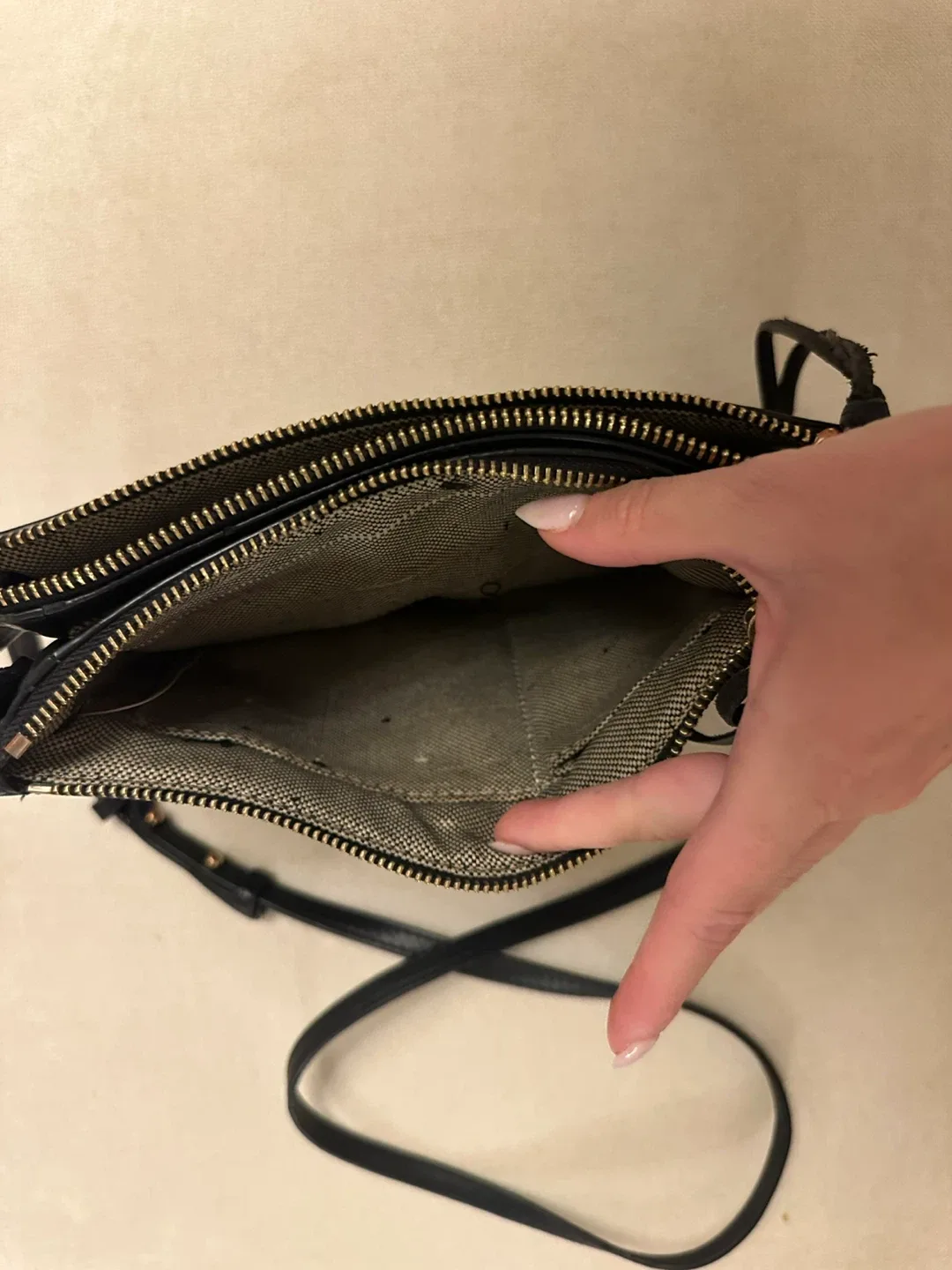 Vince Camuto Black Leather Crossbody Bag image indicator(4)