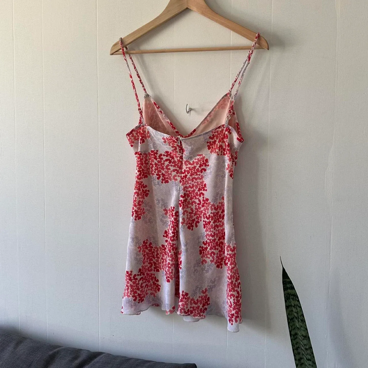 Red and white floral v-neck cami top image indicator(5)