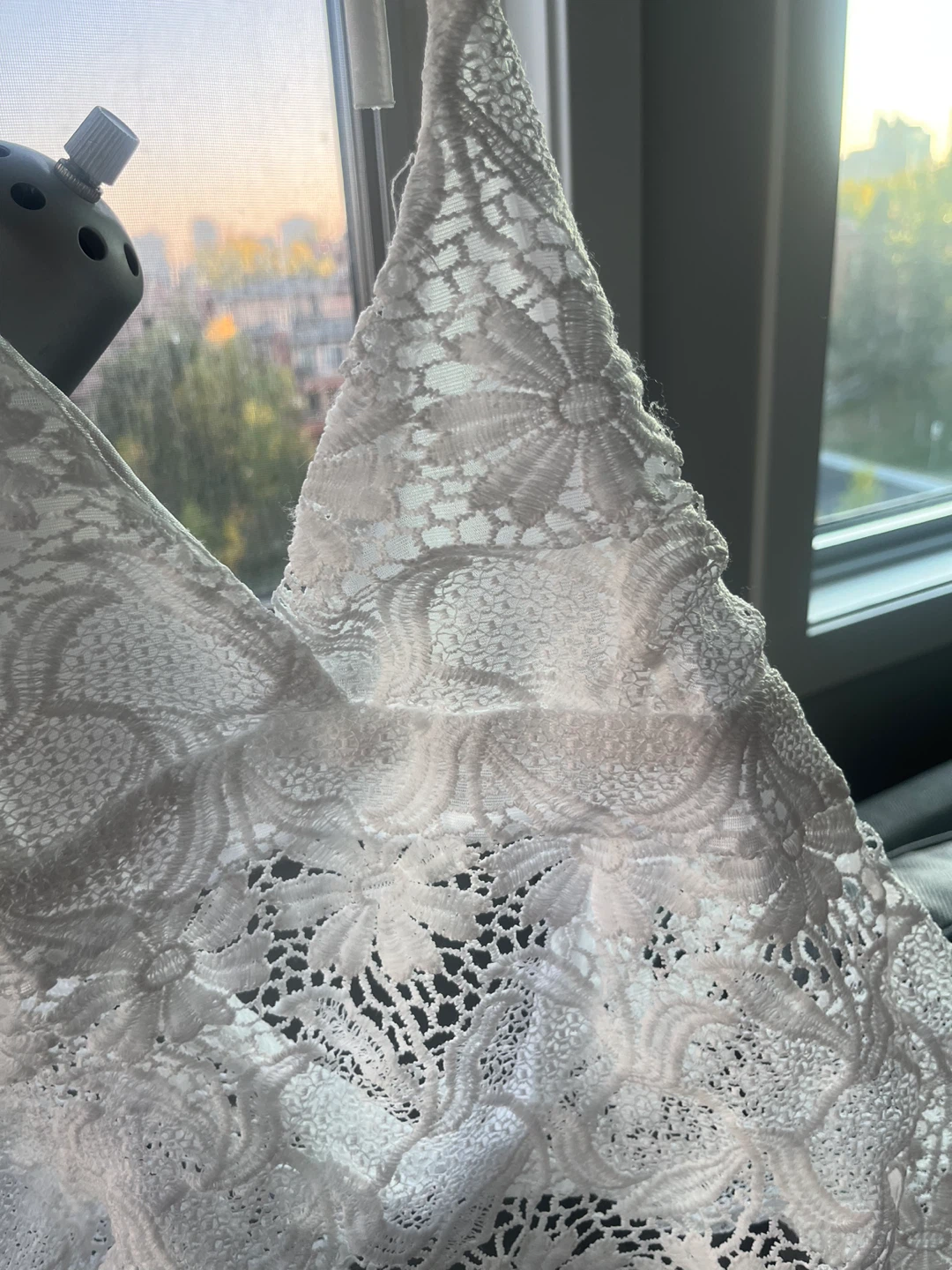 White Lace halter top size small - photo 2