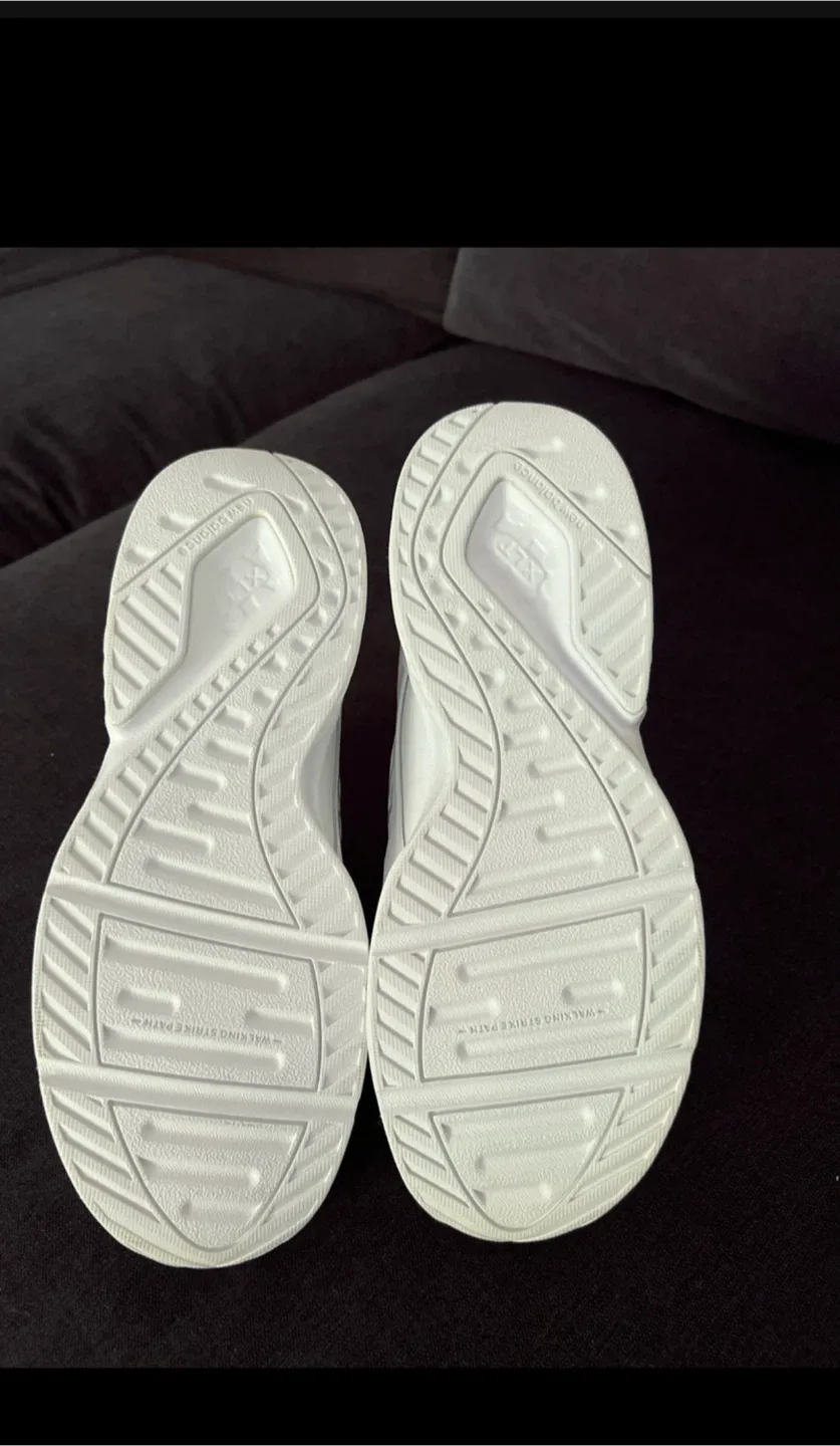 New Balance Running Shoes size 9 - 4E image indicator(3)