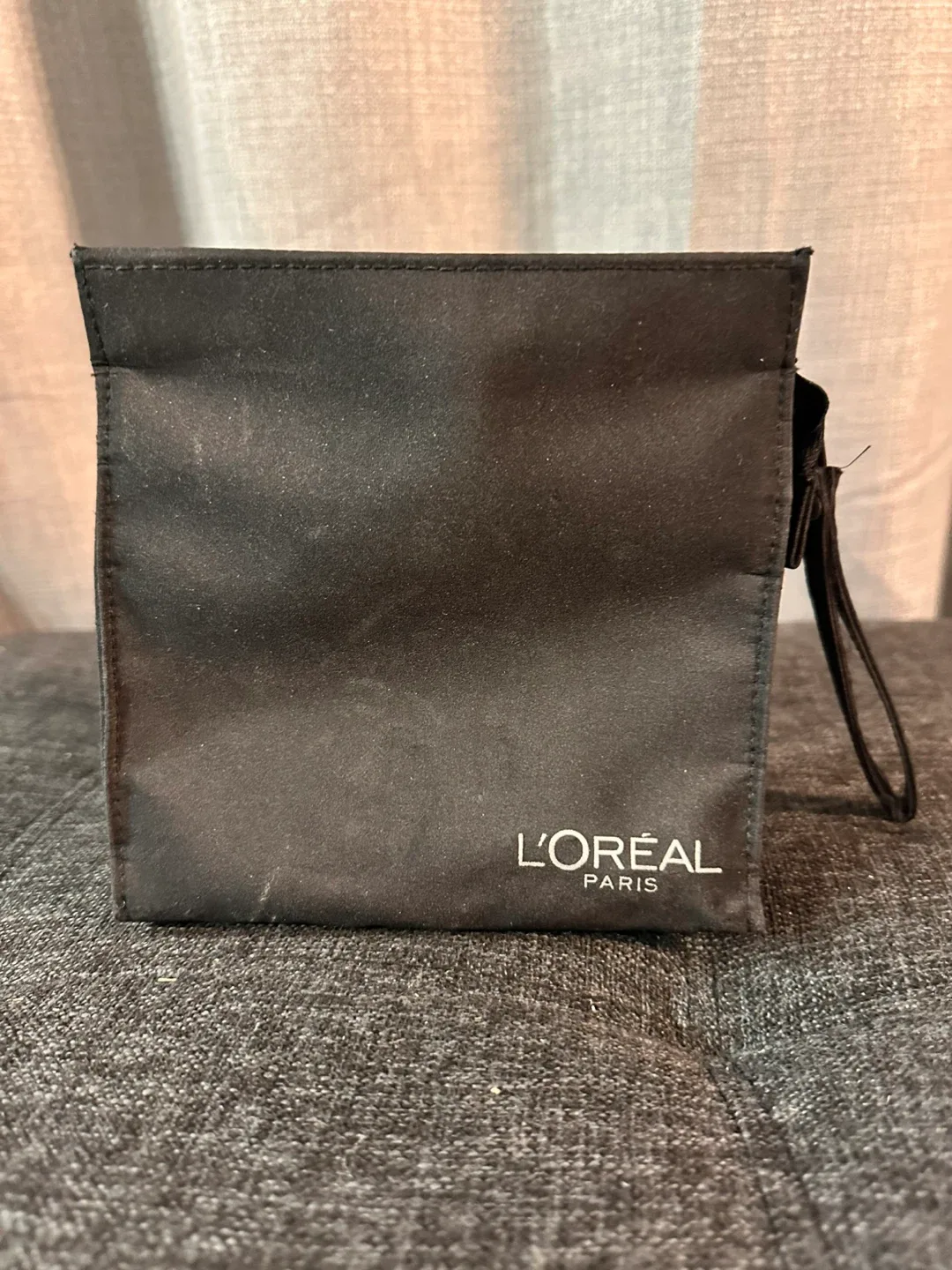 L'Oréal Paris Black Makeup Bag thumbnail
