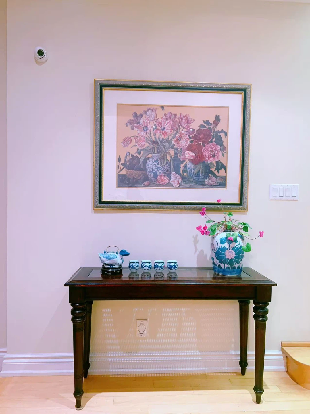 Hardwood elegant table for decoration - photo 3