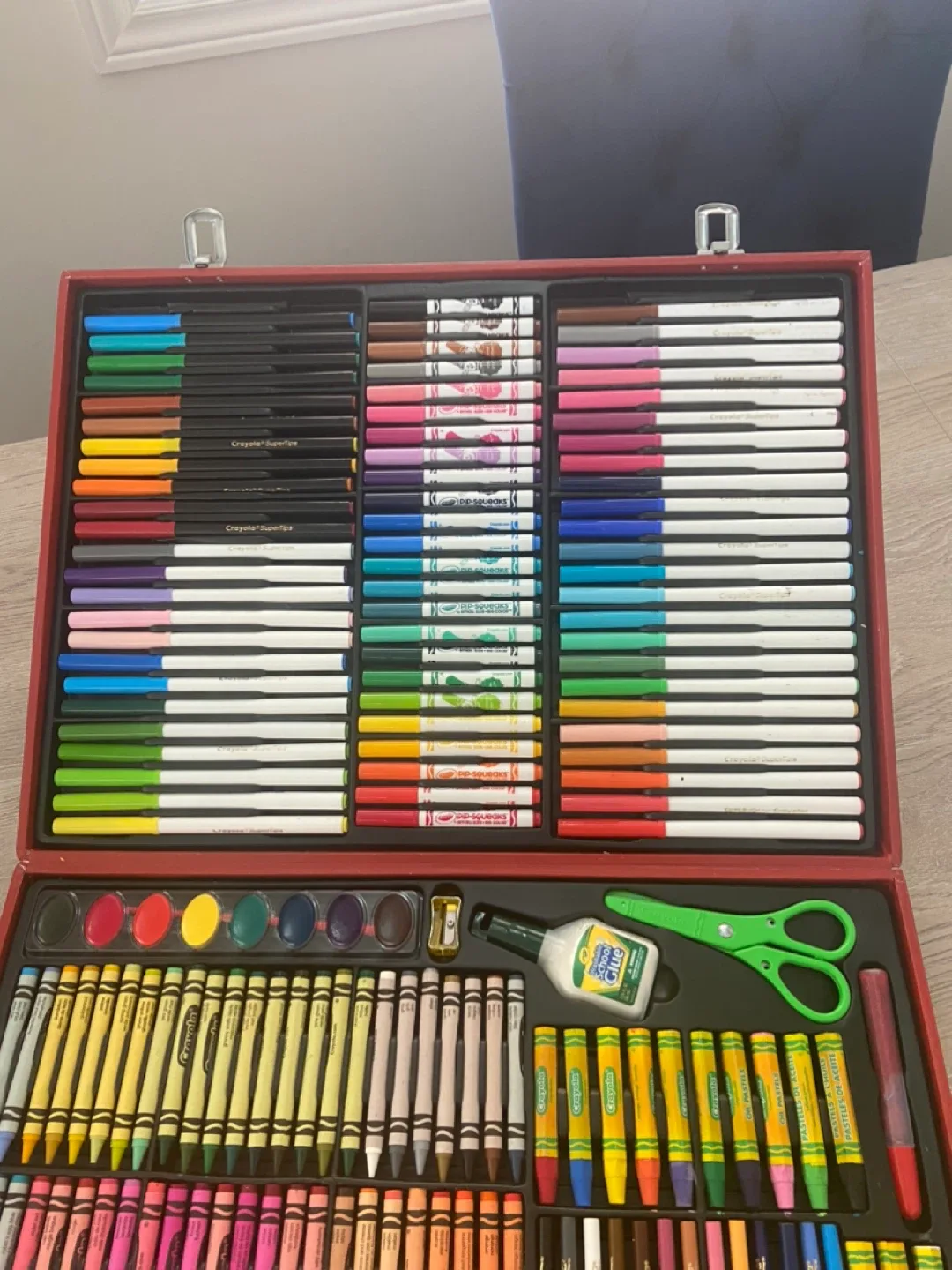 Crayola Art Set in Red Carrying Case image indicator(2)