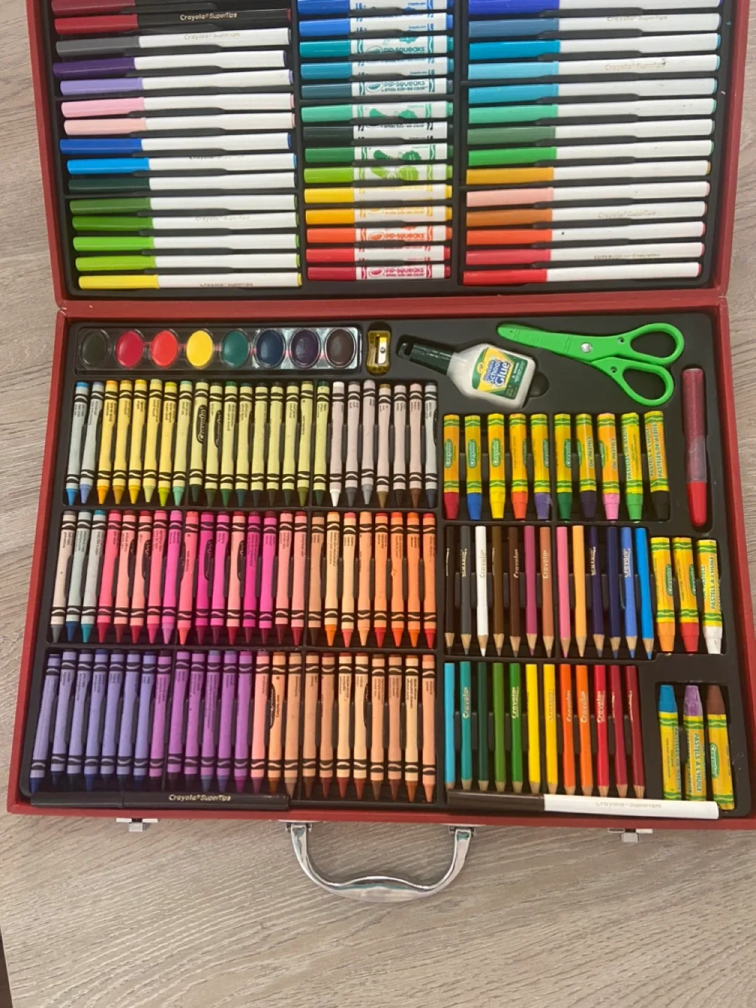 Crayola Art Set in Red Carrying Case image indicator(3)