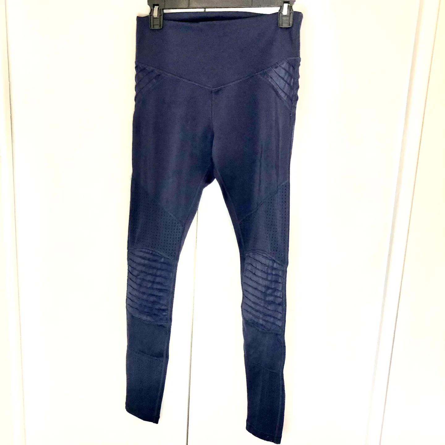 Lot 3 Assorted Leggings Manduka Marika L’urv Size Large image indicator(3)