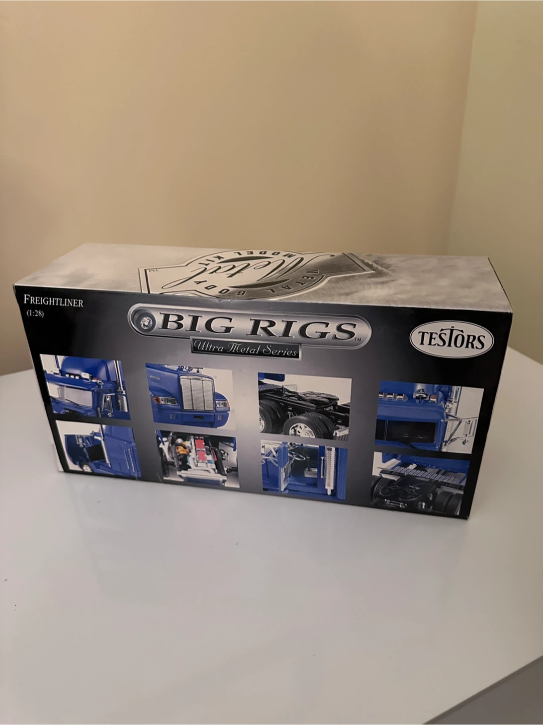 Big Rigs Freightliner (1:28) Metal Model Kit - photo 2