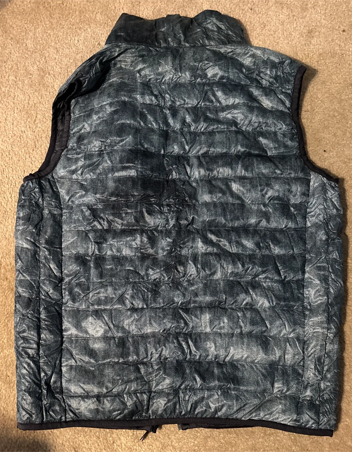 Uniqlo Ultra Light Down Vest, Size L 🥕 image indicator(2)