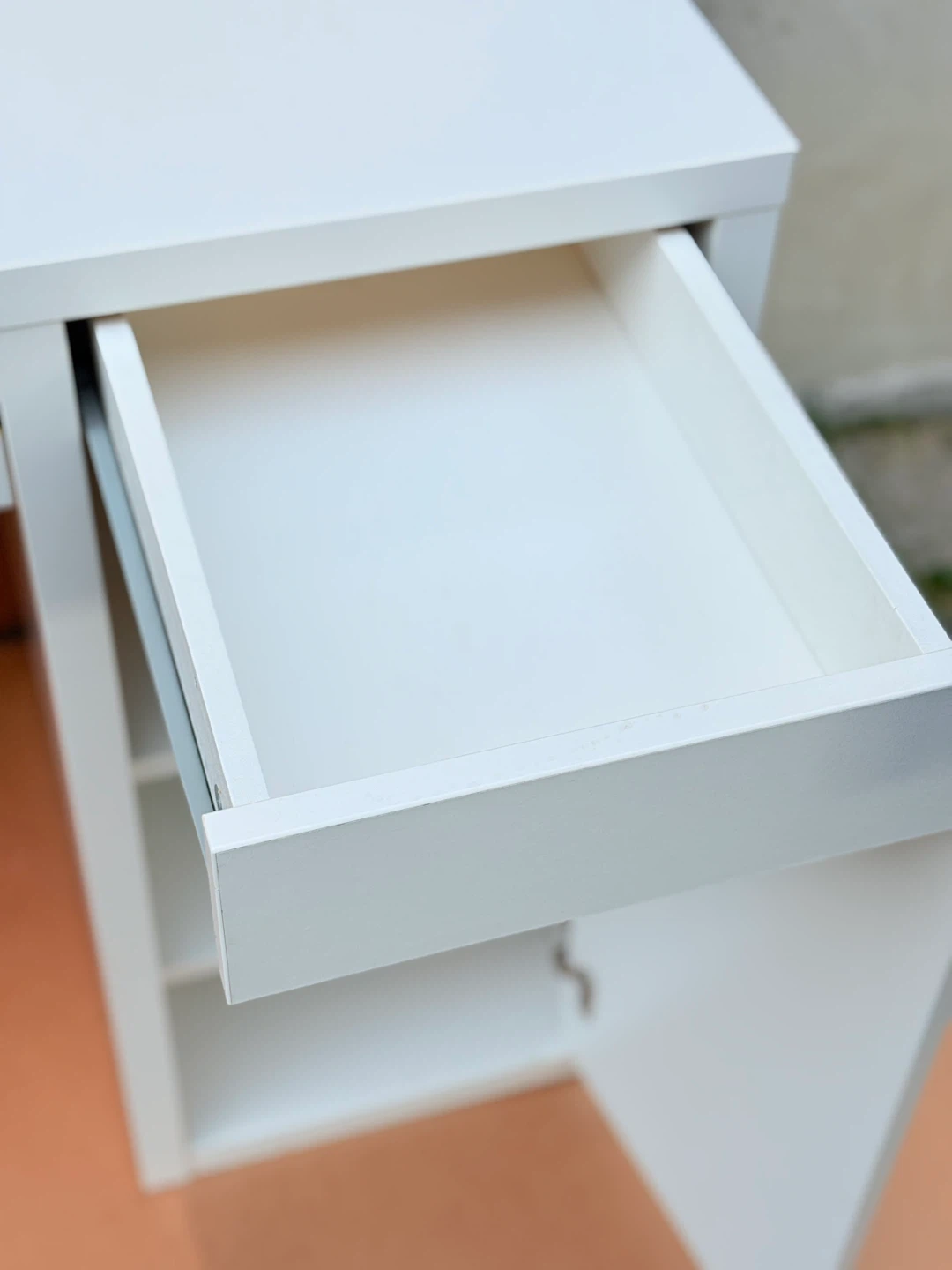 White Desk (101cm x 72cm) - photo 3