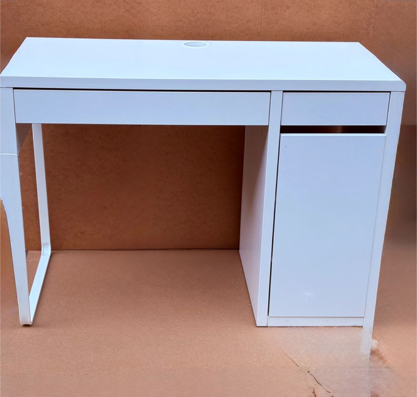 White Desk (101cm x 72cm)