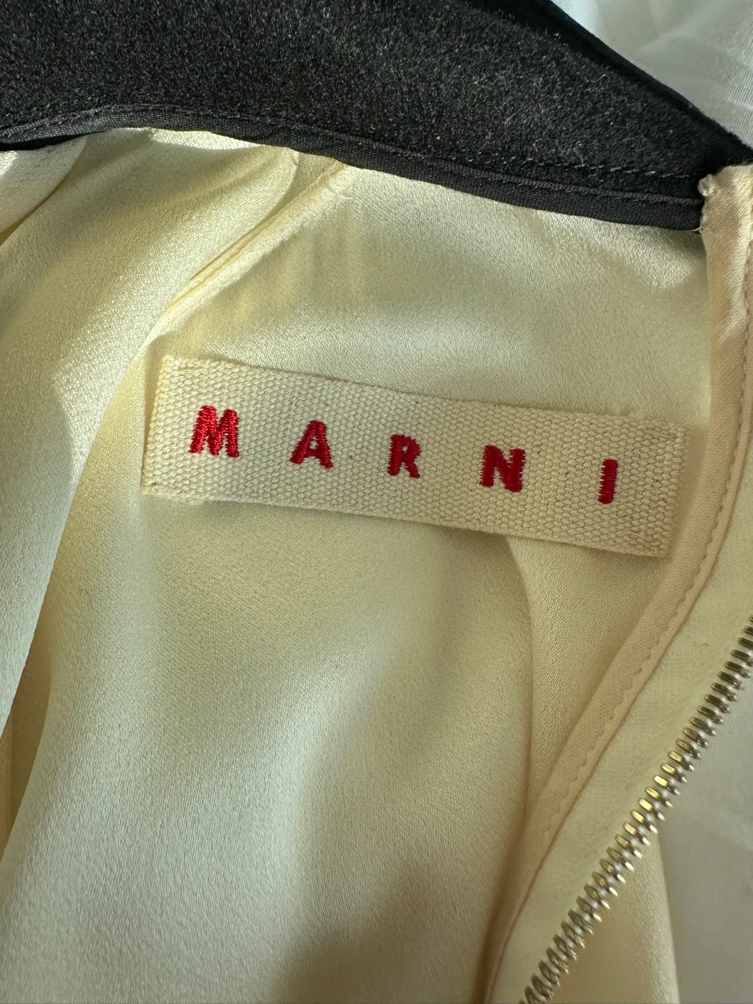 Marni Blouse with Black Collar image indicator(9)