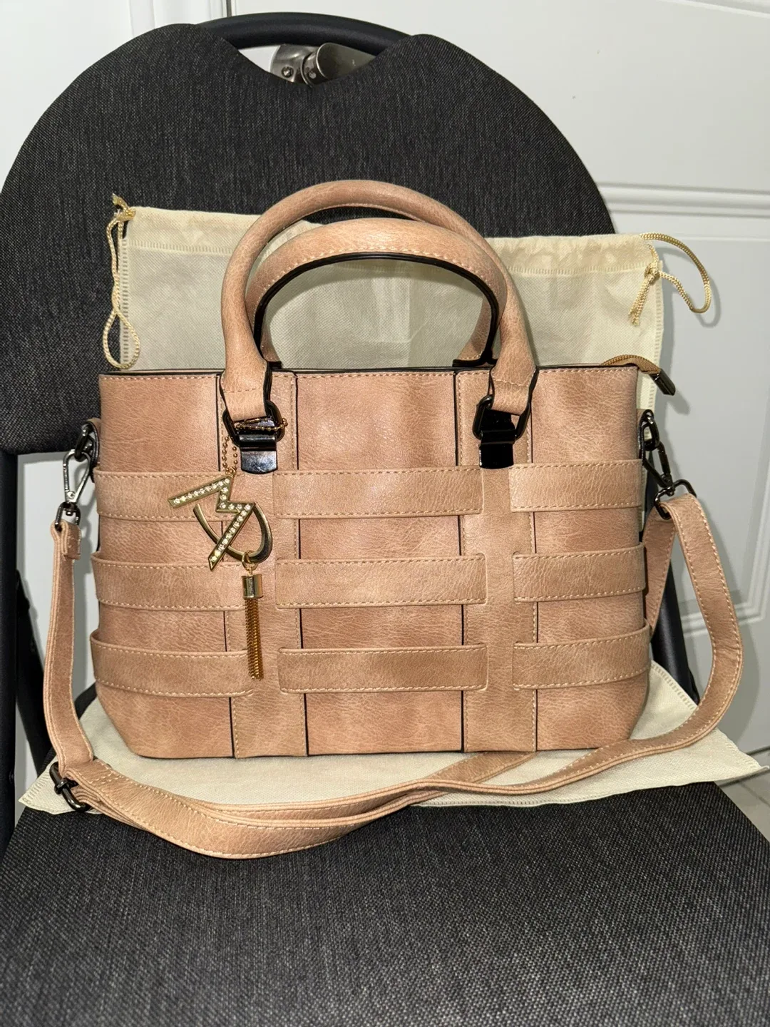 Beautiful Handbag with Shoulder Strap. image indicator(2)