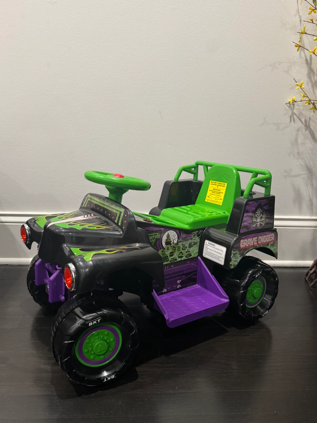 Monster Jam Grave Digger Ride-On Truck