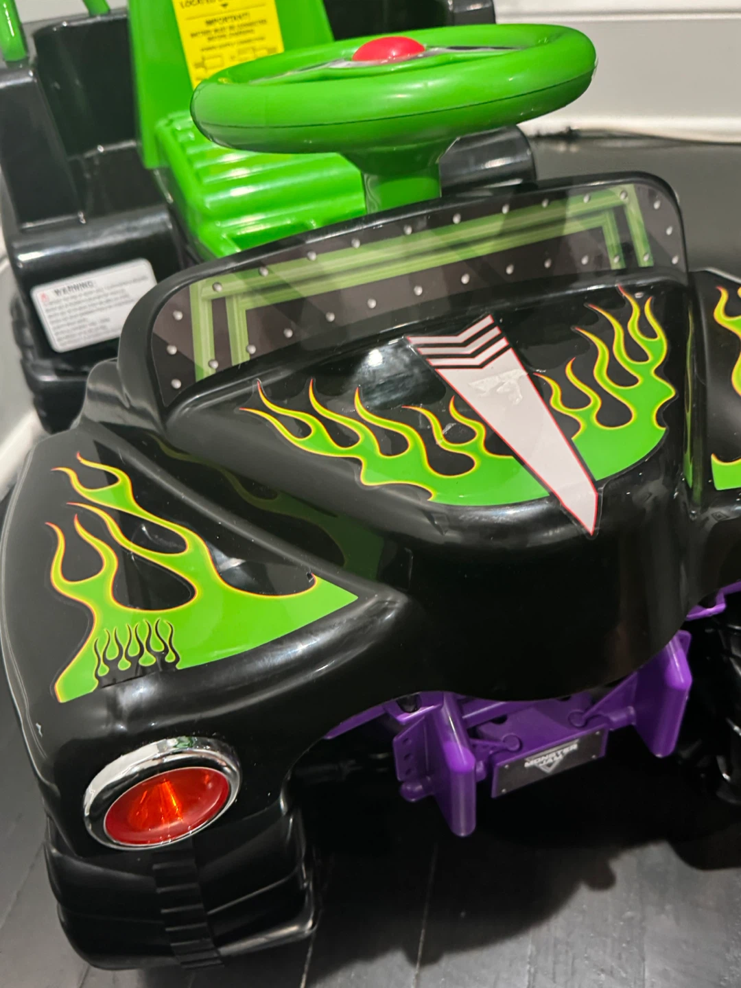 Monster Jam Grave Digger Ride-On Truck - photo 4