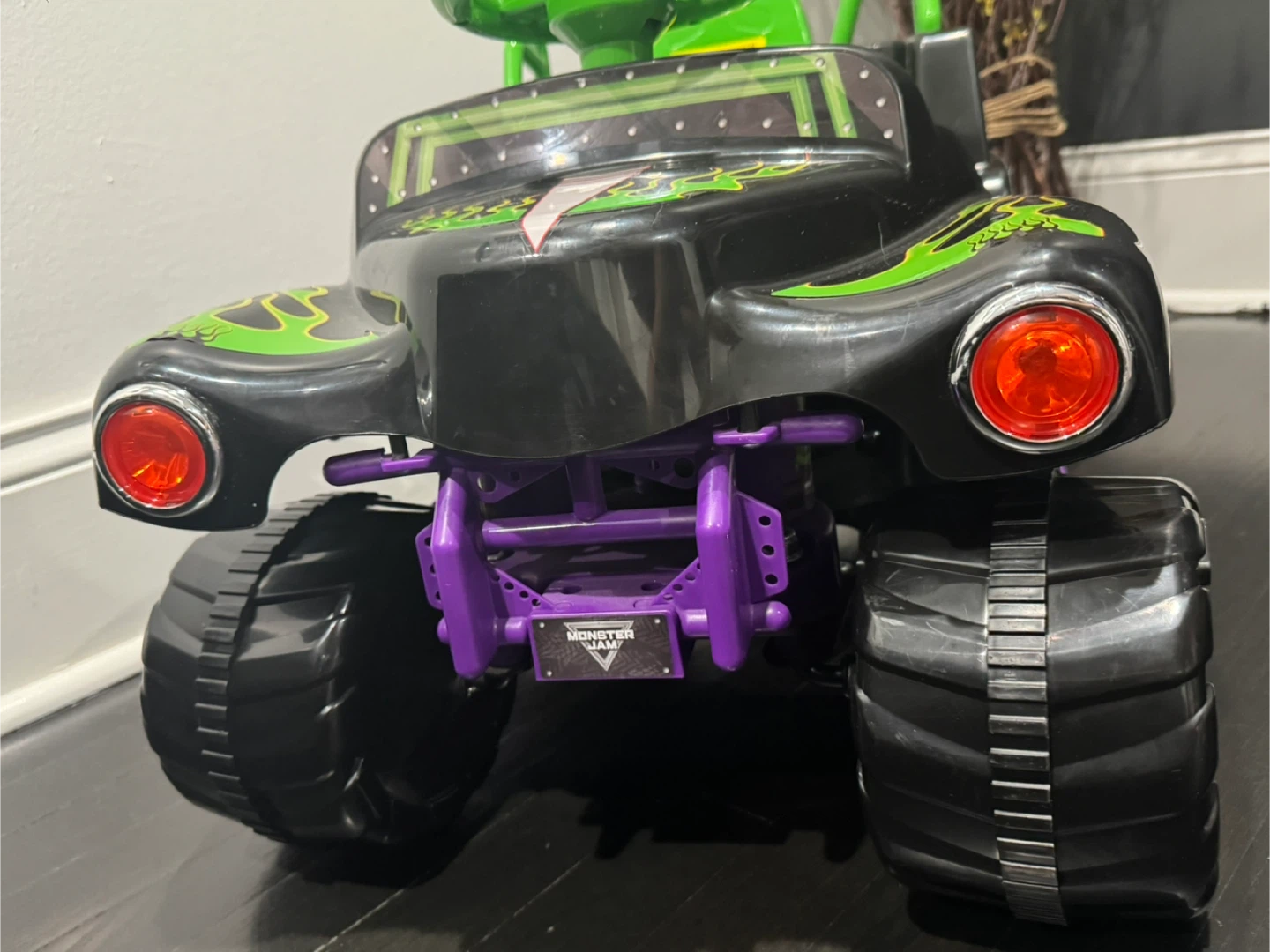 Monster Jam Grave Digger Ride-On Truck - photo 2