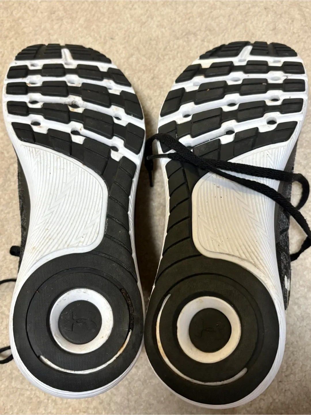 Under Armour running  Shoes sneakers like new - US 9 image indicator(3)