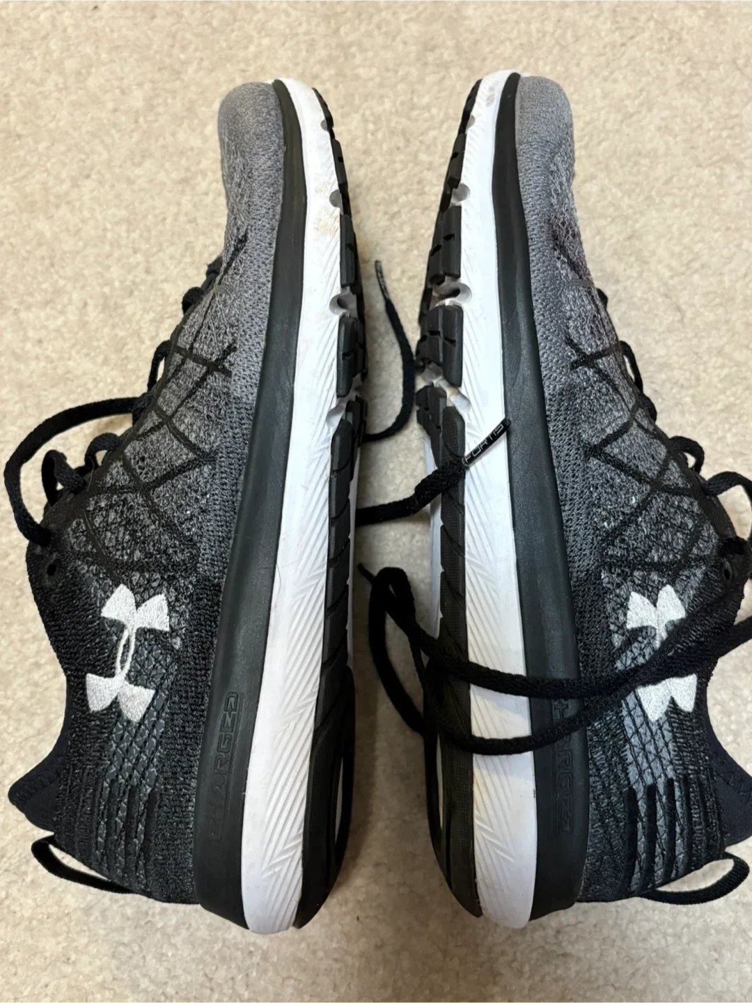 Under Armour running  Shoes sneakers like new - US 9 image indicator(4)