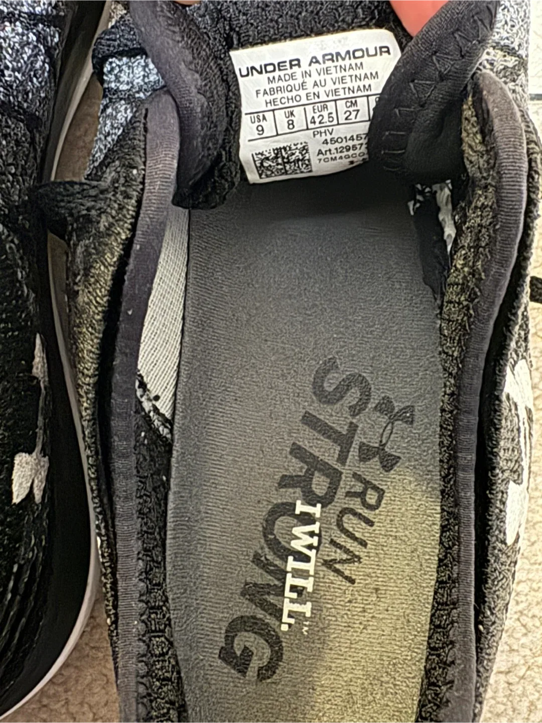 Under Armour running  Shoes sneakers like new - US 9 image indicator(5)