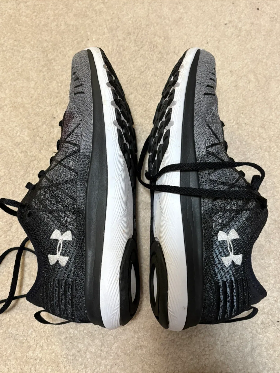 Under Armour running  Shoes sneakers like new - US 9 image indicator(2)
