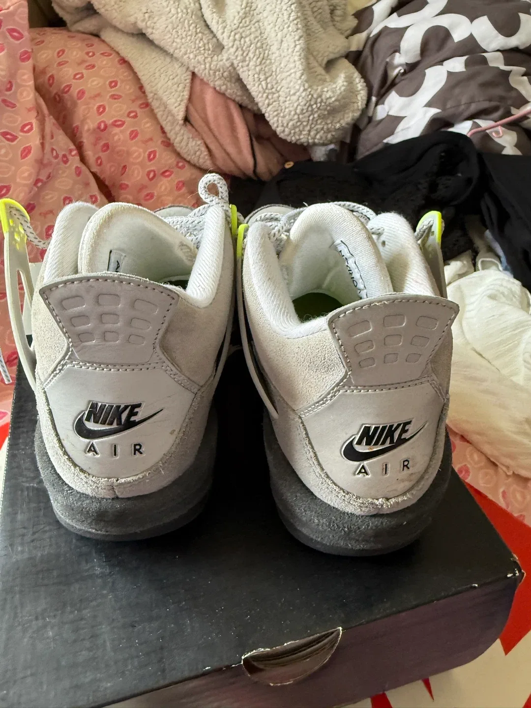 Nike Air Jordan 4 Retro Neon image indicator(3)