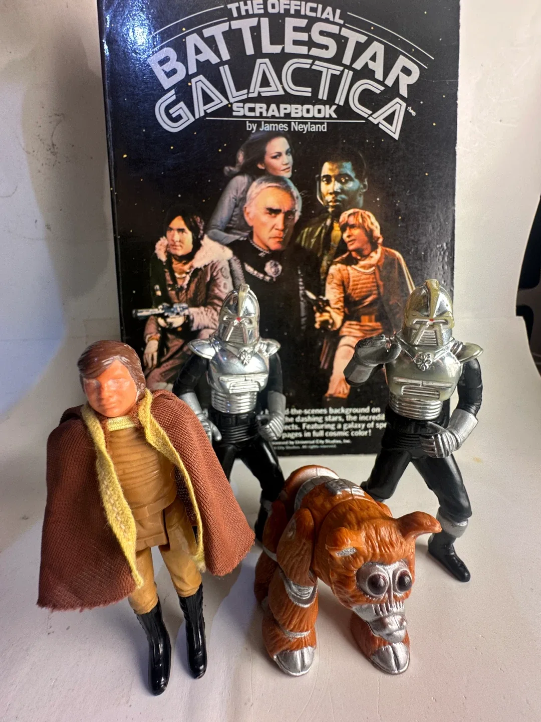 Battlestar Galactica Action Figures & Scrapbook thumbnail