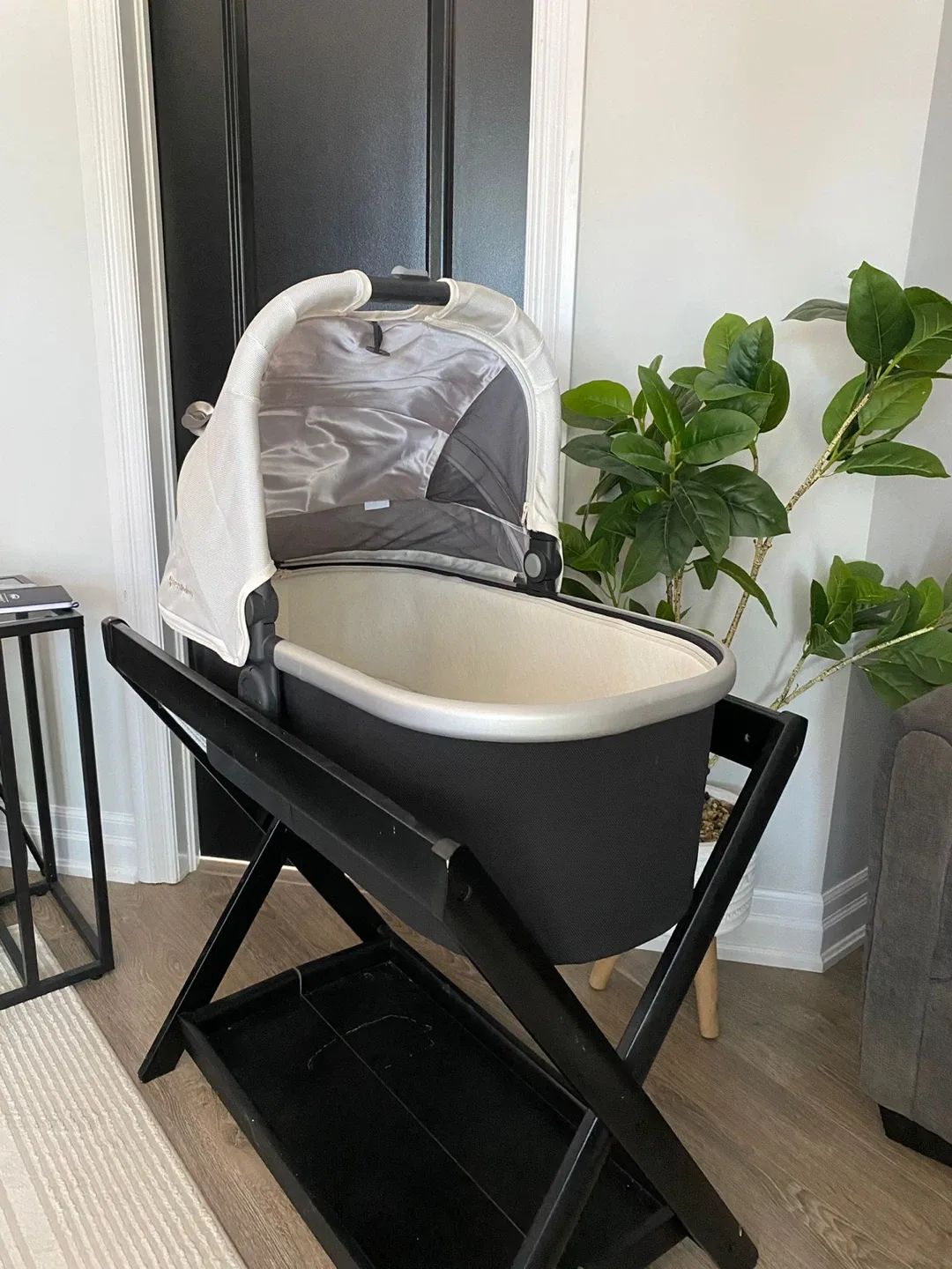 Uppababy Bassinet with Stand - Excellent Condition image indicator(6)