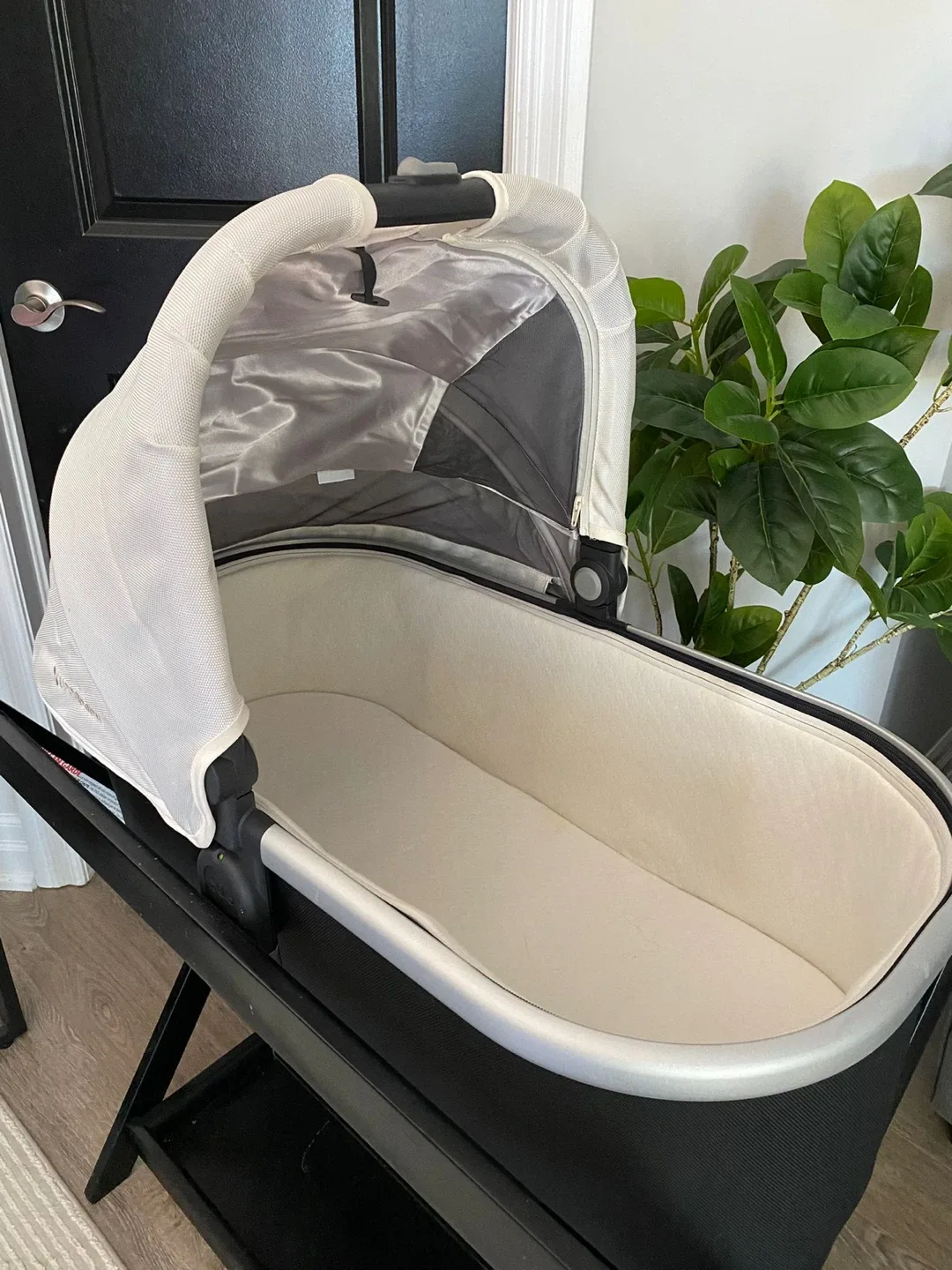 Uppababy Bassinet with Stand - Excellent Condition image indicator(2)