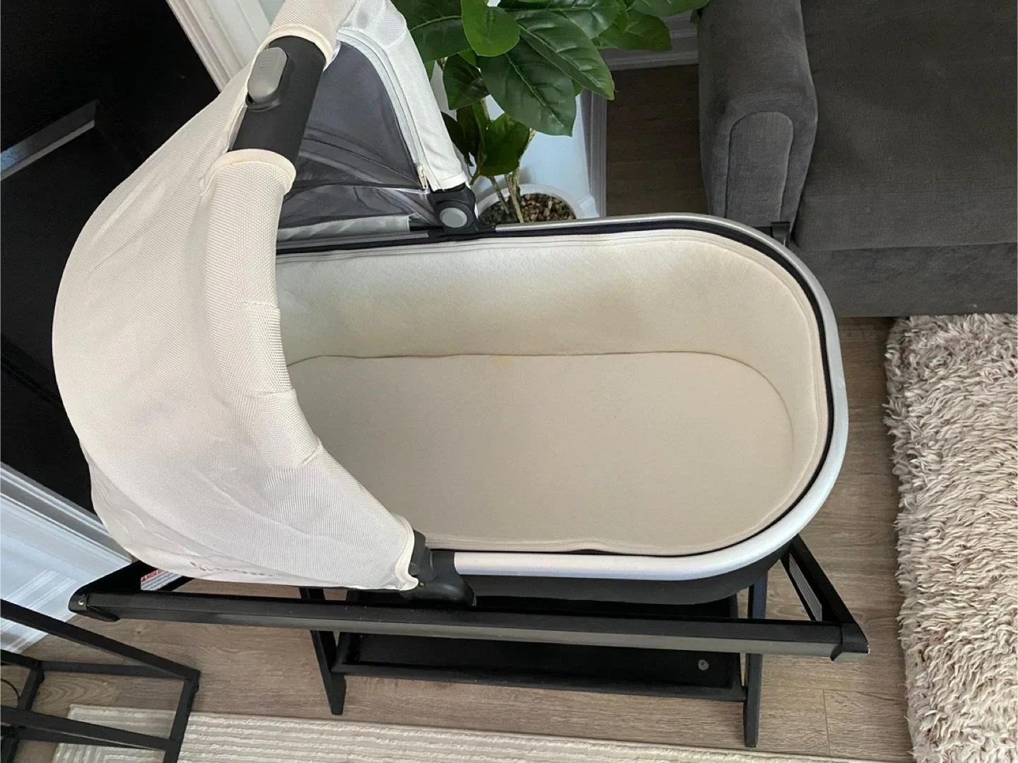 Uppababy Bassinet with Stand - Excellent Condition image indicator(5)