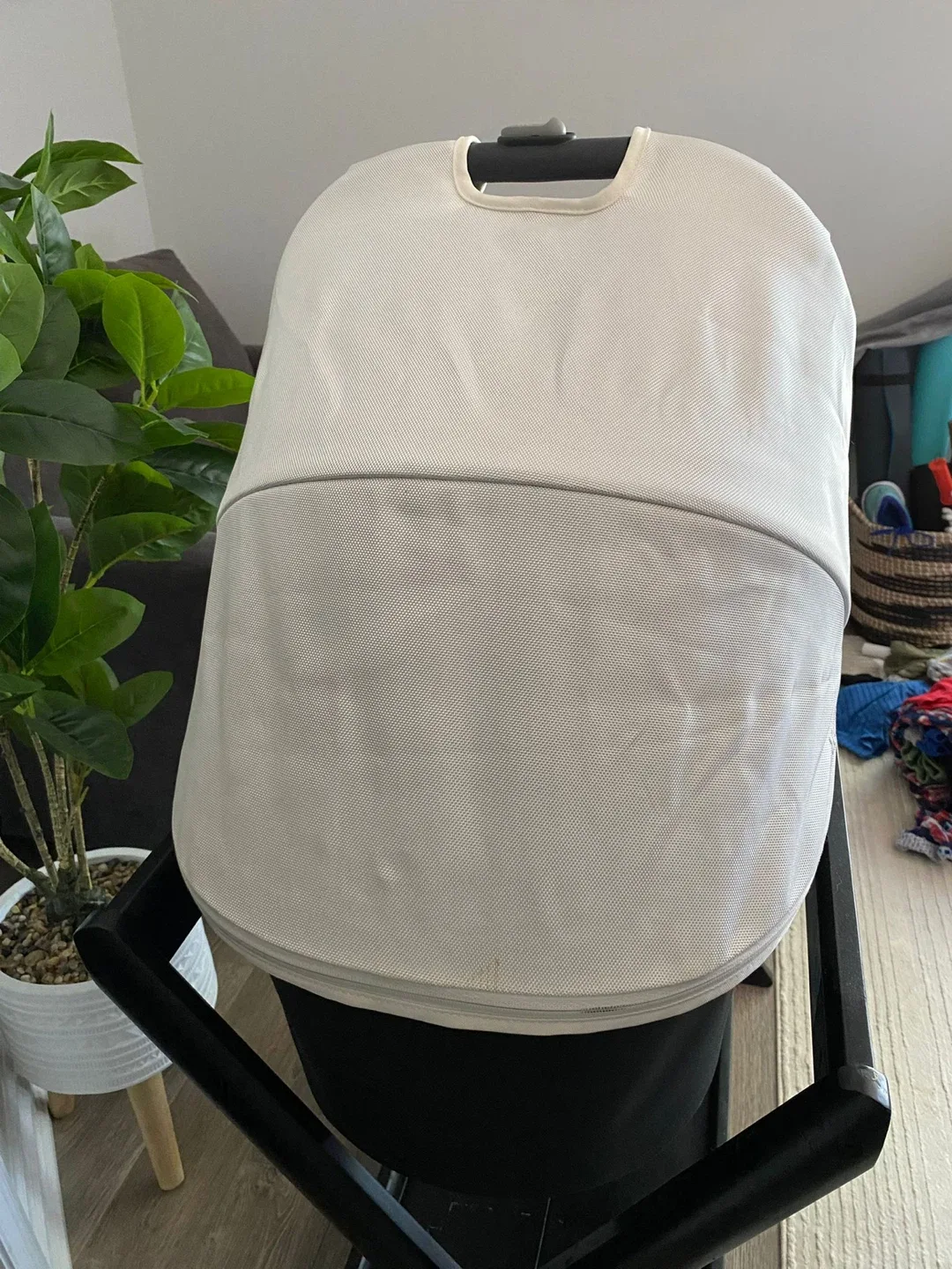 Uppababy Bassinet with Stand - Excellent Condition image indicator(3)