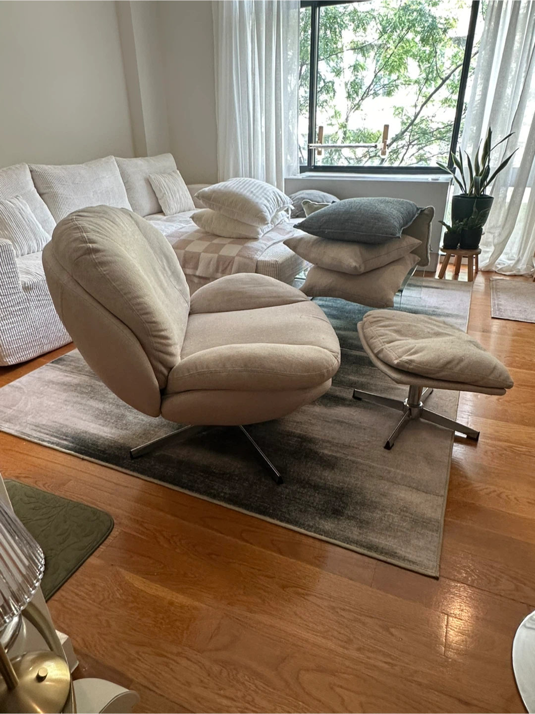 Swivel Chair with Ottoman