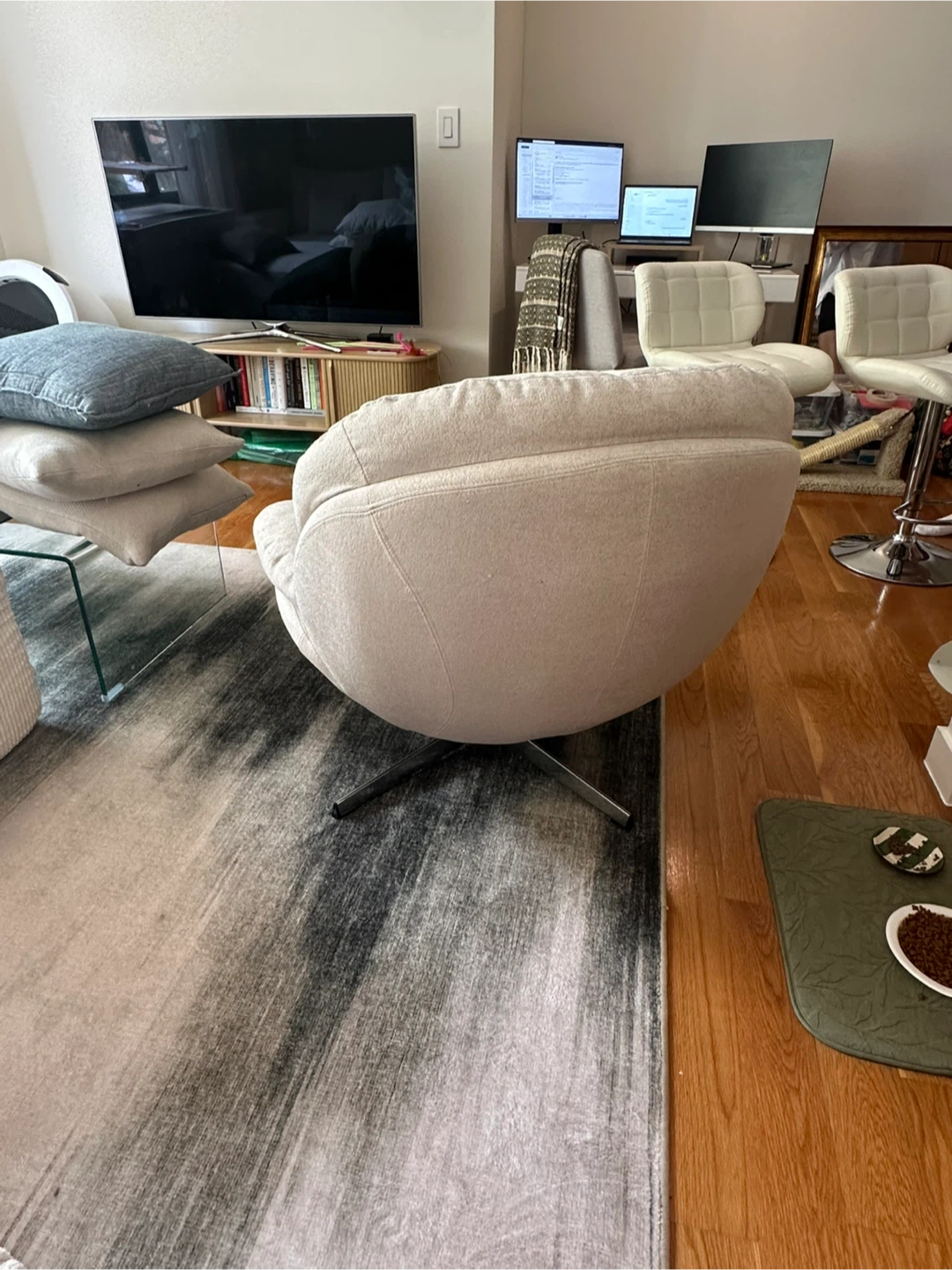 Swivel Chair with Ottoman - photo 3