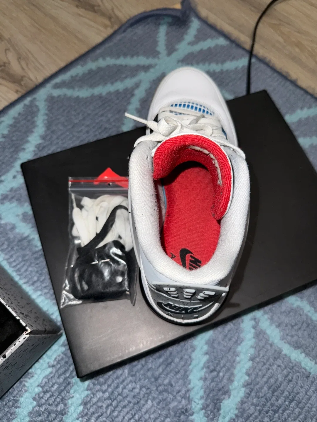 Air Jordan 4 Retro GS White/Military Blue - Size 7Y image indicator(4)