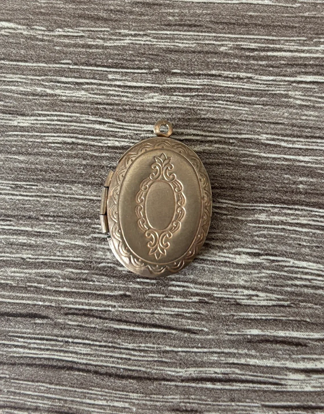 Vintage/Antique Gold Tone Brass Locket thumbnail