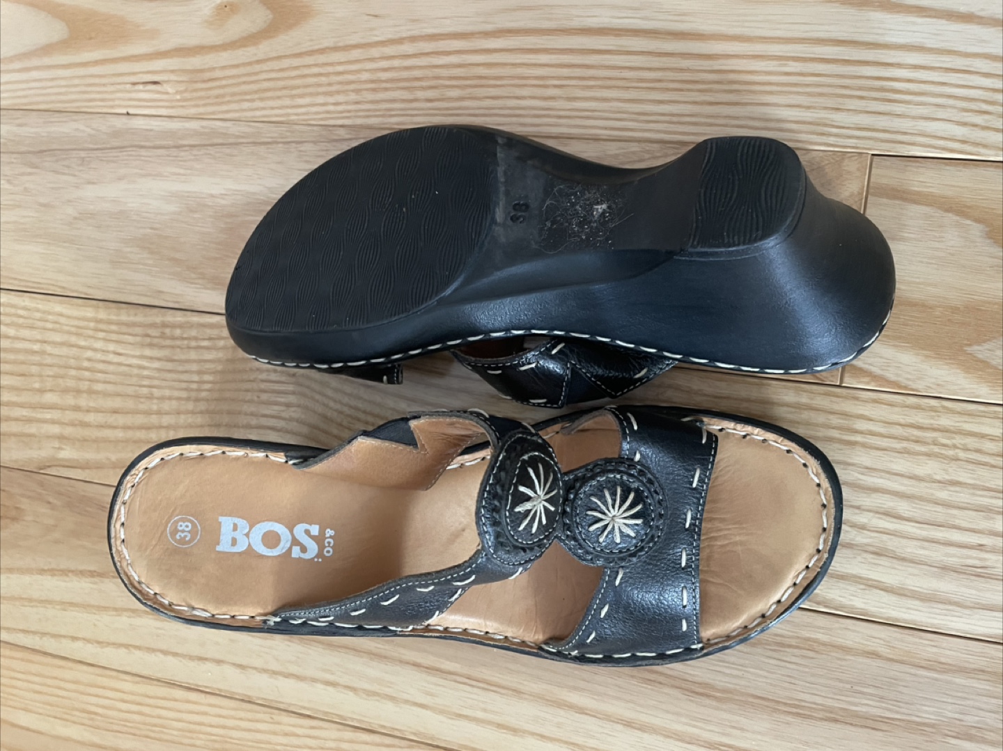 BOS. Black Leather Sandals - Size 8 - photo 2