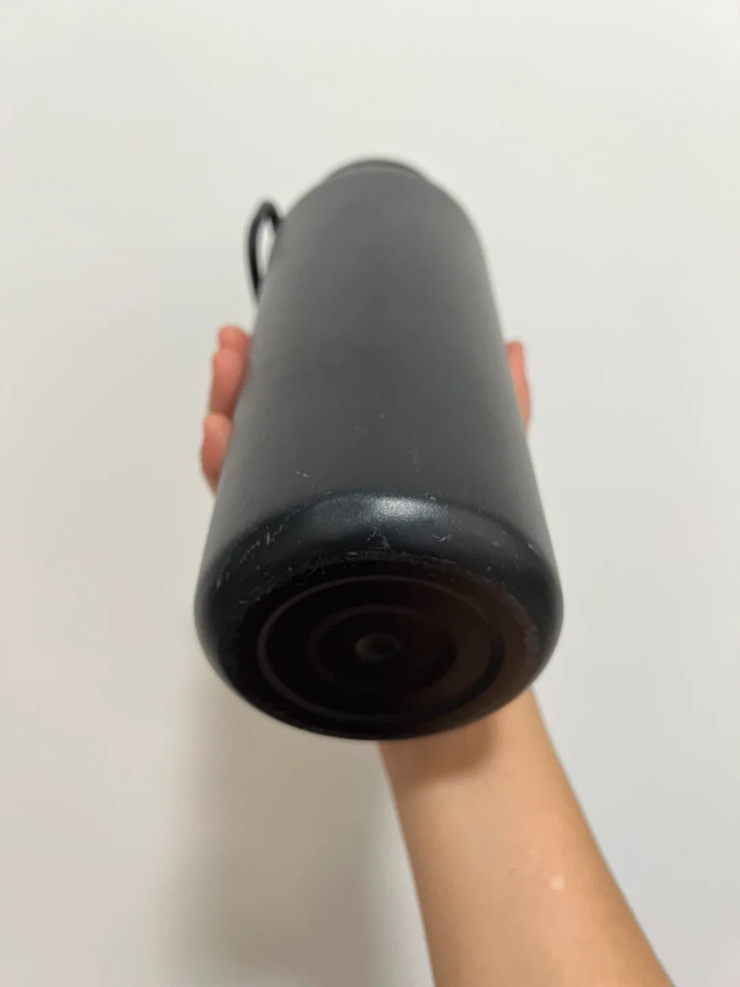 Lululemon Black Water Bottle image indicator(4)