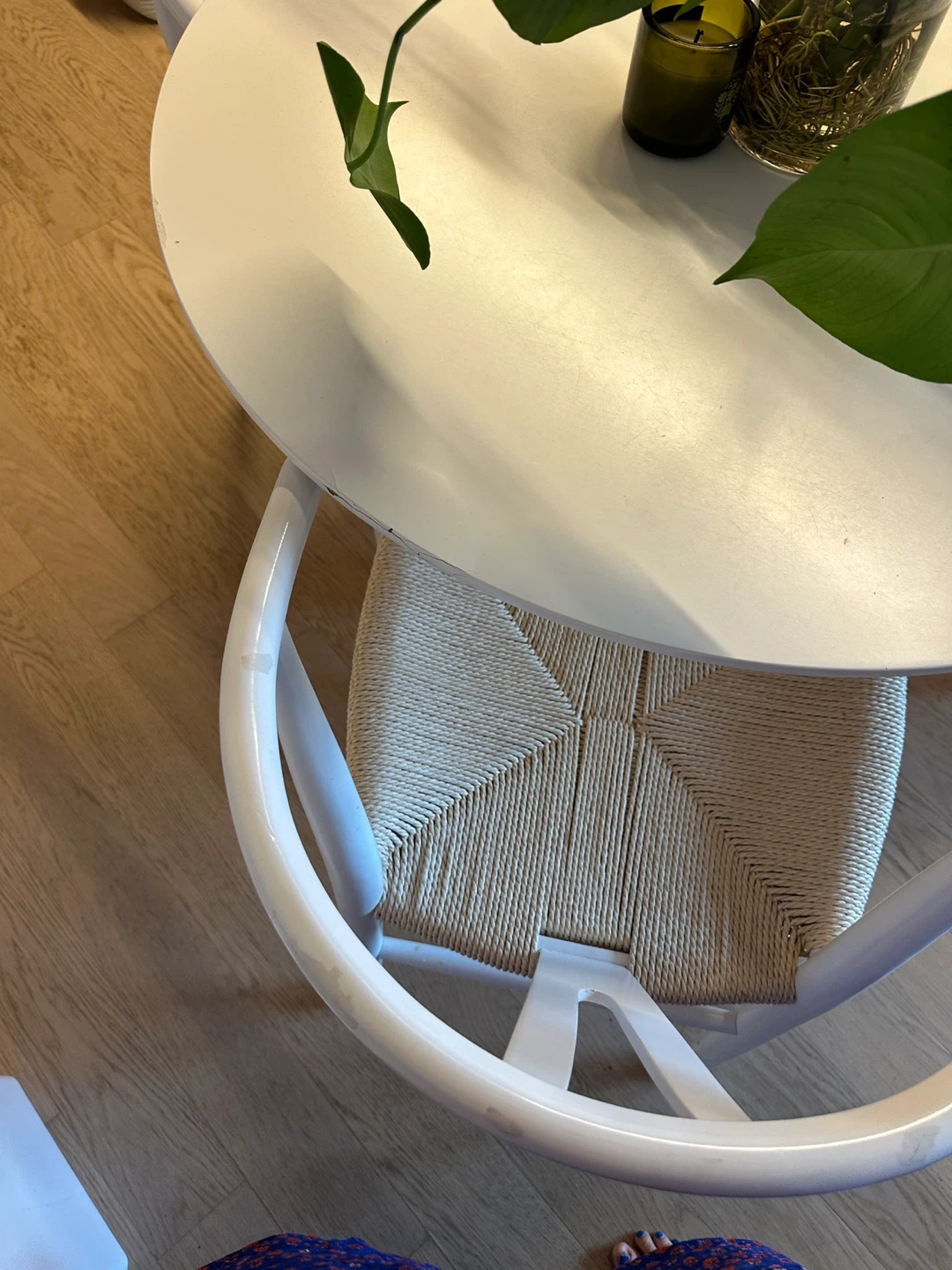 Round White Dining Table with Three Chairs (bundle) - photo 4
