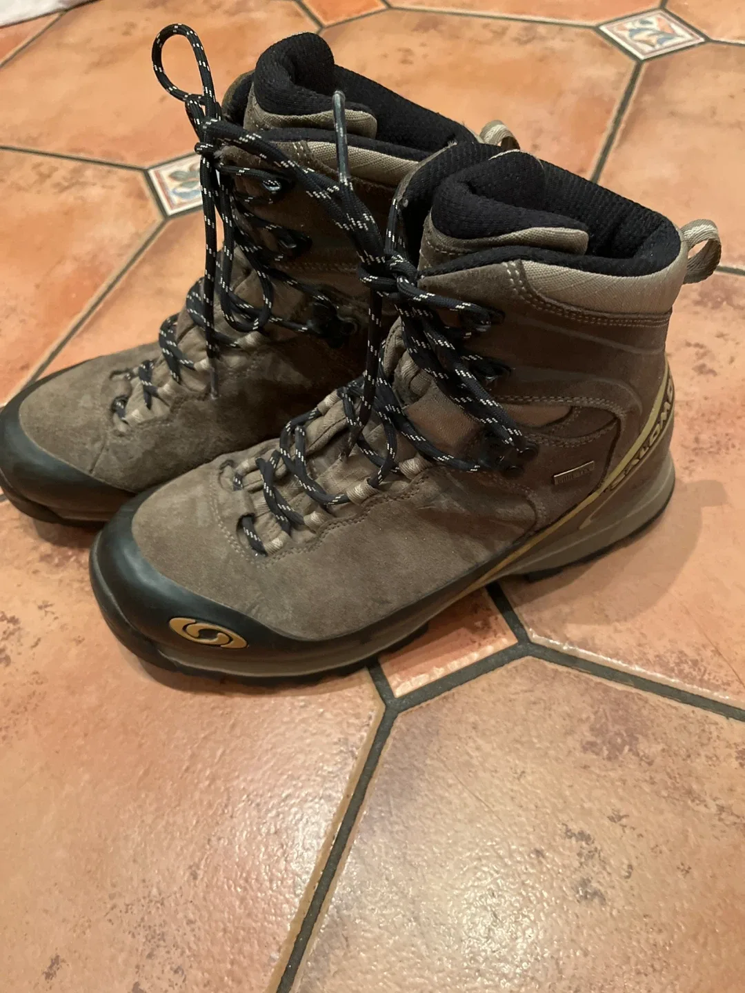 Salomon Gore-Tex Hiking Boots thumbnail