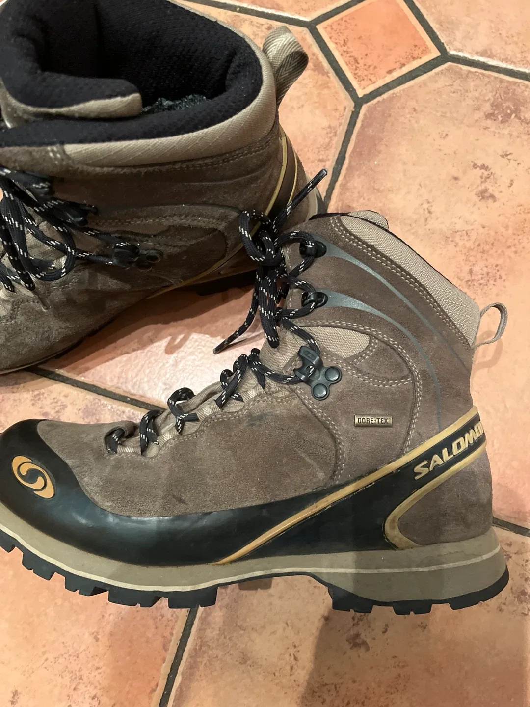 Salomon Gore-Tex Hiking Boots image indicator(2)