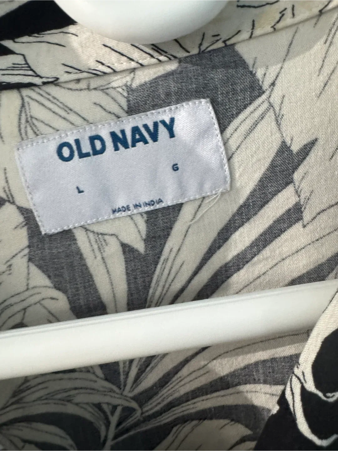 “Thrifty pick” Old Navy Tropical Print Shirt - Size L 🥕 image indicator(3)
