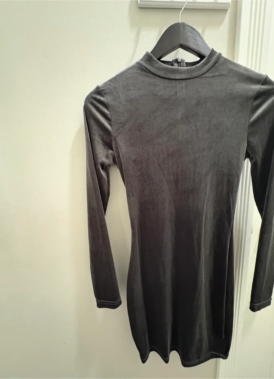 Grey Velvet Long Sleeve Dress image indicator(4)