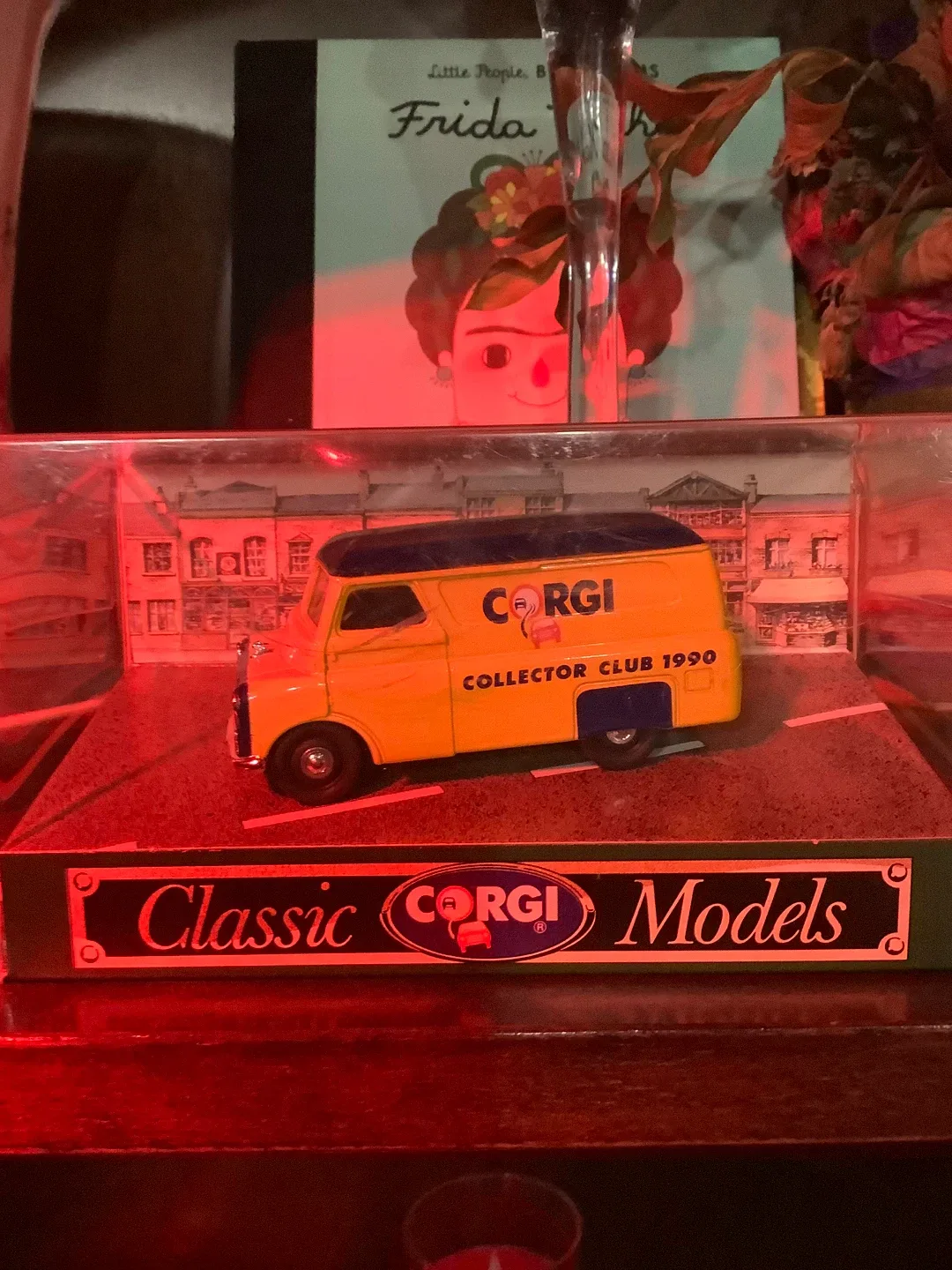 Corgi Classic Models Collector Club 1990 Van thumbnail