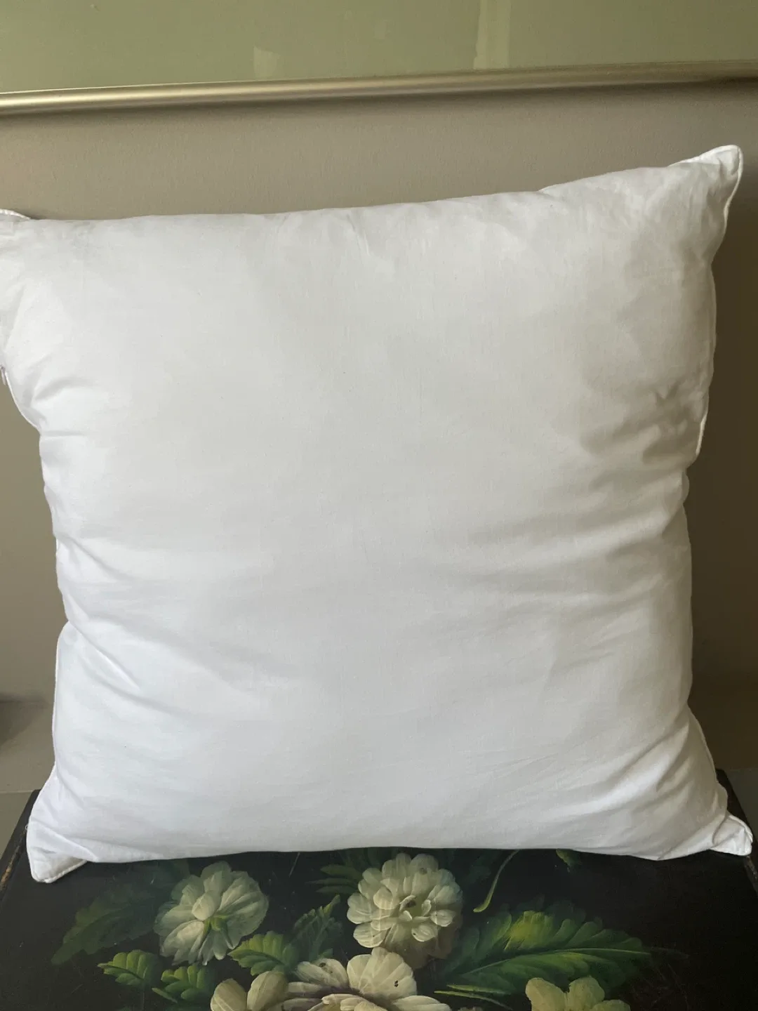 White Decorative Pillow with Zipper image indicator(2)