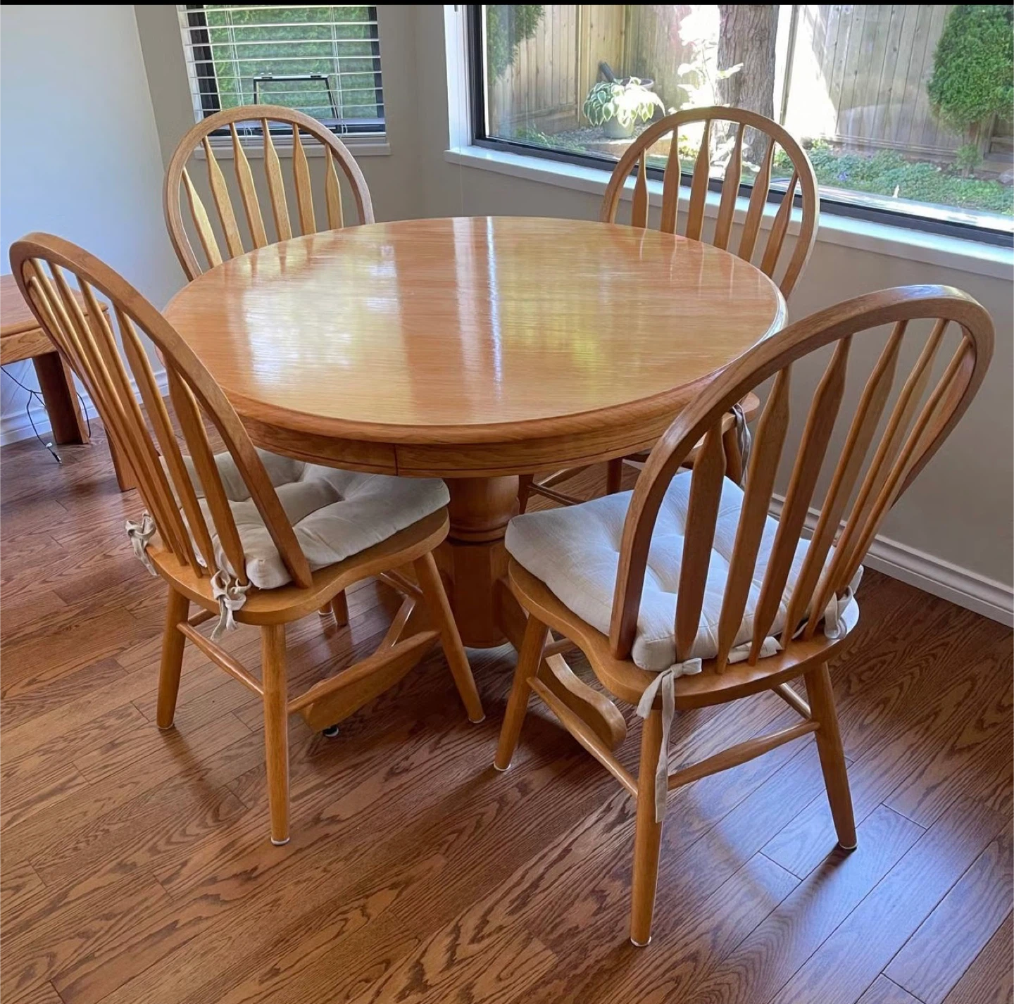 SOLID WOOD Round Wooden Dining Table with 4 Chairs