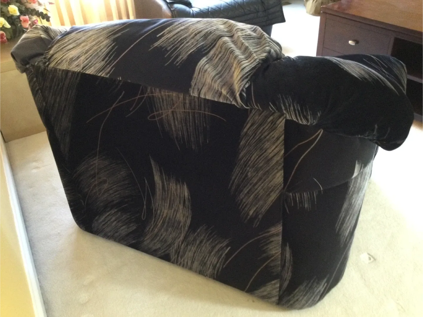 Velvet Single seater sofa image indicator(3)