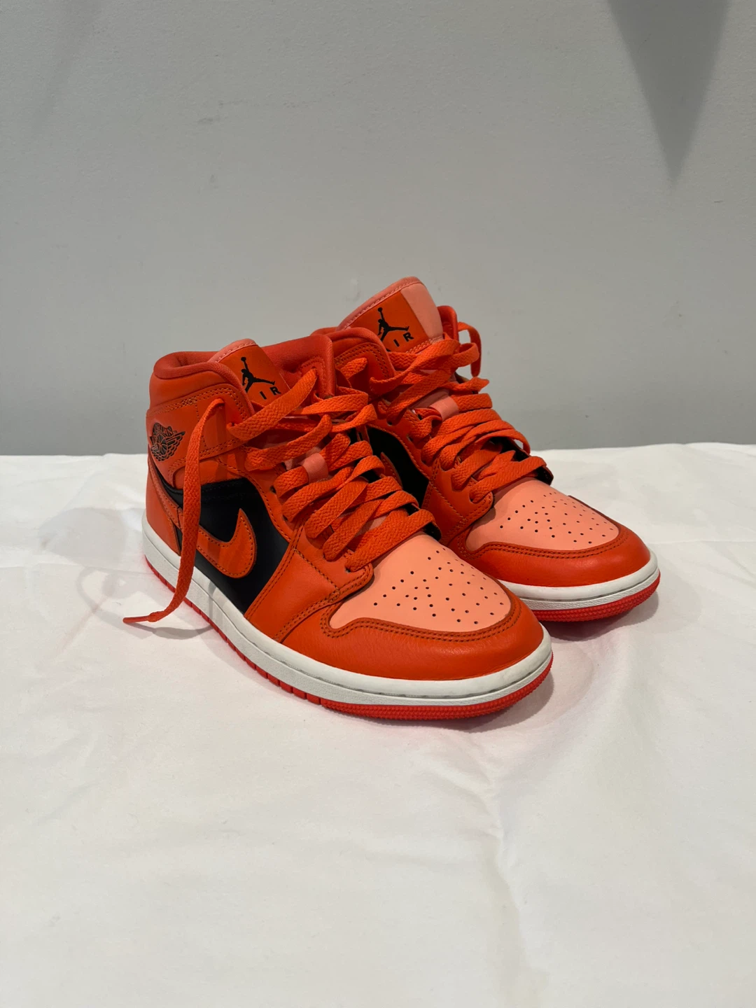 Nike Air Jordan 1 Mid Coral Chalk (Size 6.5)🥕