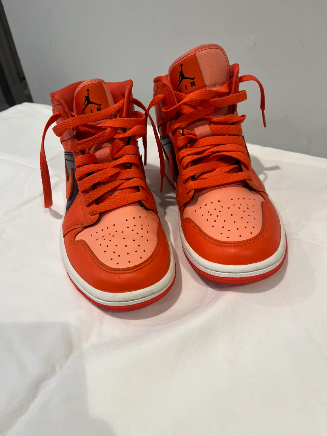Nike Air Jordan 1 Mid Coral Chalk (Size 6.5)🥕 - photo 2